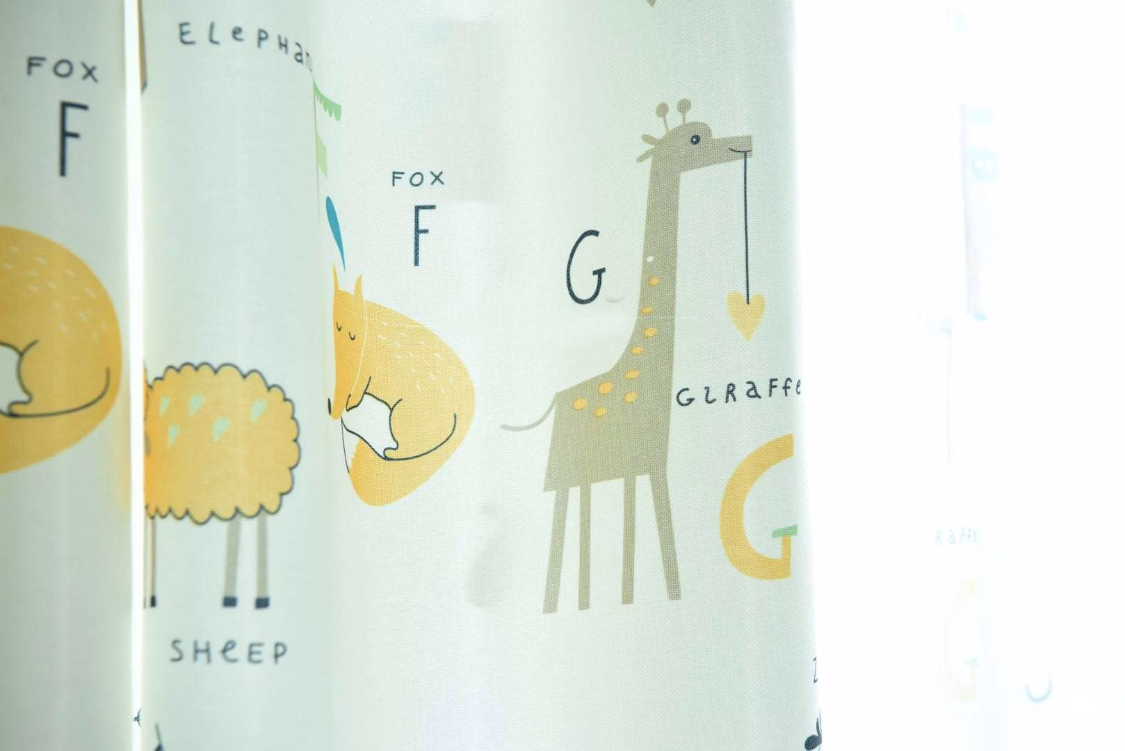 Dieren gordijn geel