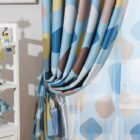 Stippen blauw gordijn
