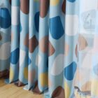 Stippen blauw gordijn
