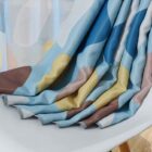 Stippen blauw gordijn