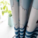 Kat blauw gordijnen