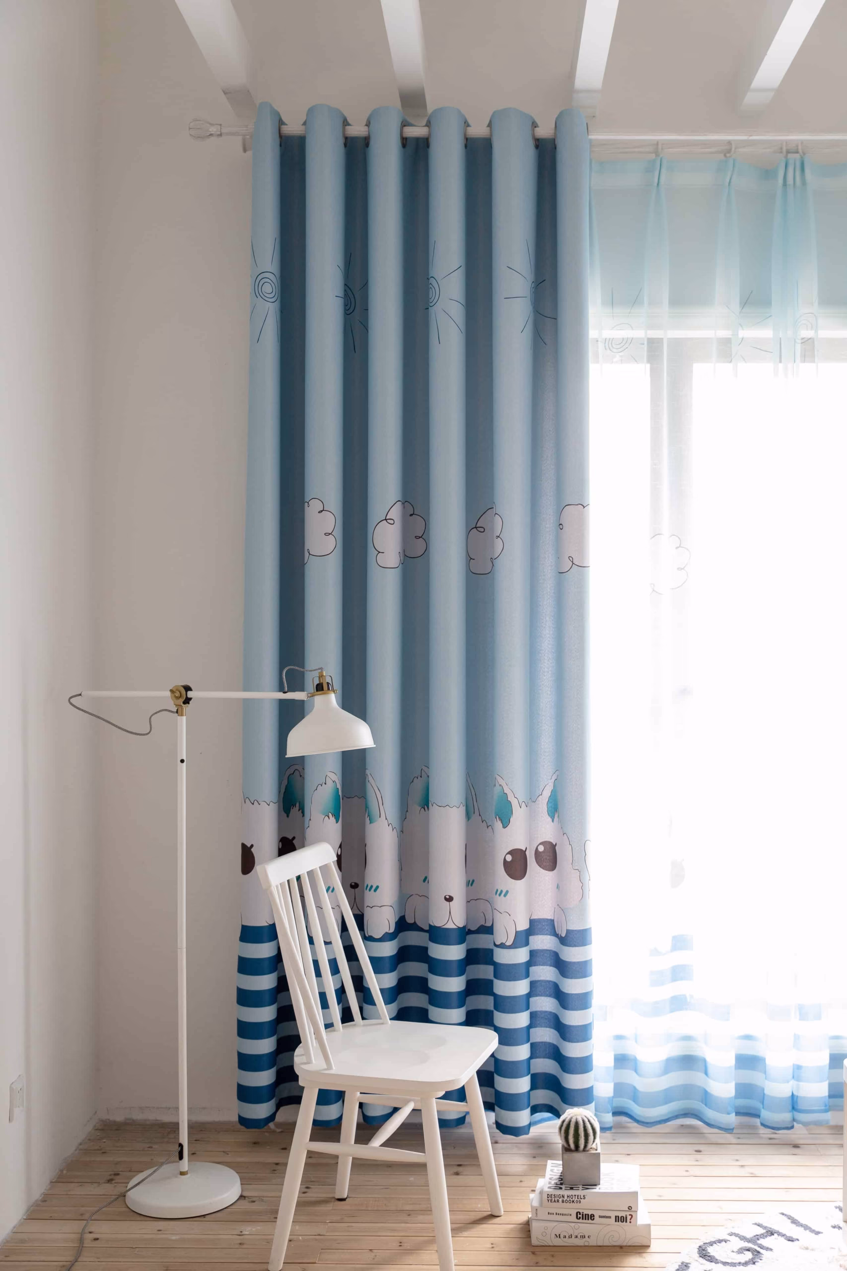 Kat blauw gordijnen