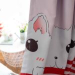 Poes roze gordijnen