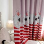Poes roze gordijnen