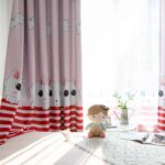 Poes roze gordijnen