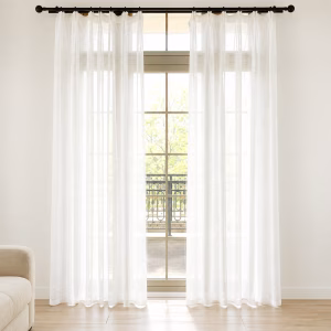Witte vitrage met fijne horizontale streepstructuur