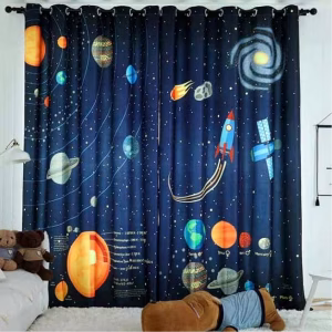 Donkerblauwe kindergordijnen met planeten, sterren en raket in een kinderkamer