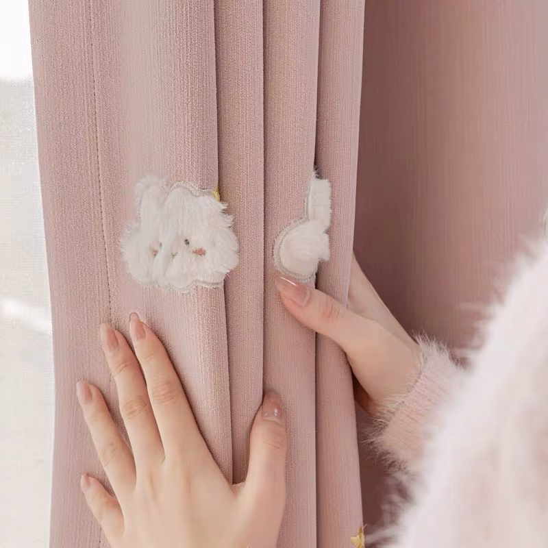 Roze wolkengordijnen voor de kinderkamer