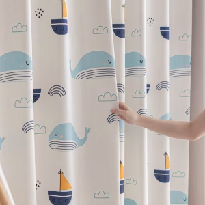 Detail van kinderkamer gordijnen met walvis en zeilboot print in zachte blauw- en geeltinten