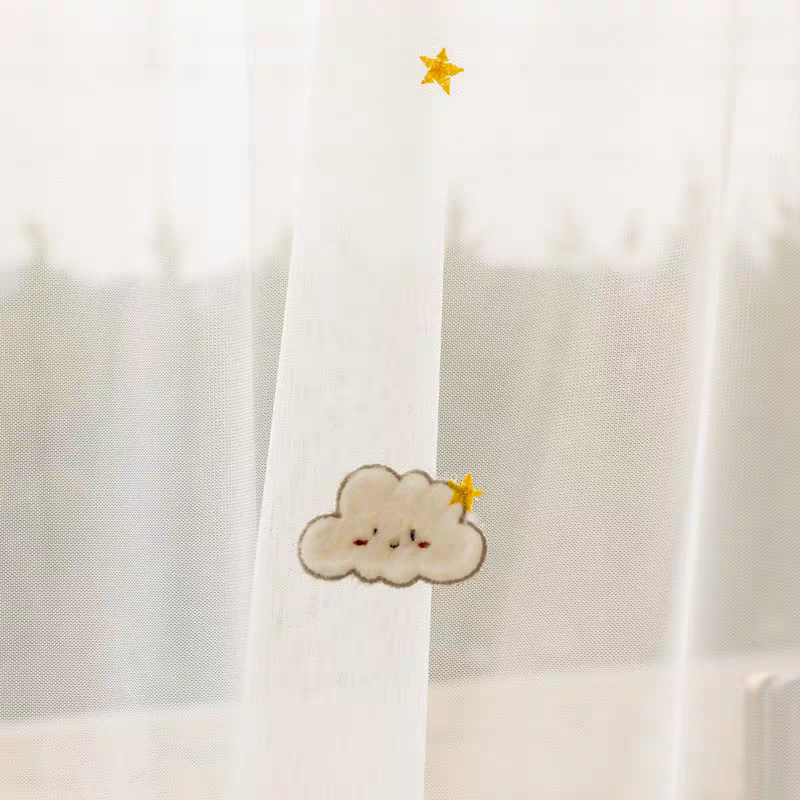 Detail van wolken patroon op vitrage gordijn voor kinderkamer
