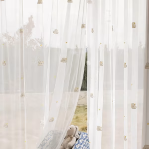 Wolken vitrage gordijn op maat voor raam in kinderkamer