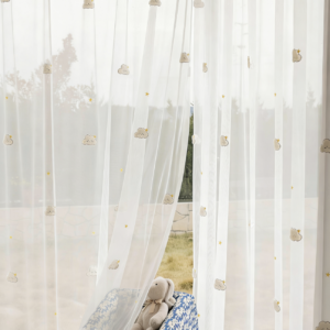 Wolken vitrage gordijn op maat voor raam in kinderkamer