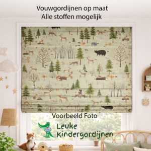 Vouwgordijn met bosdierenprint in een sfeervolle kinderkamer