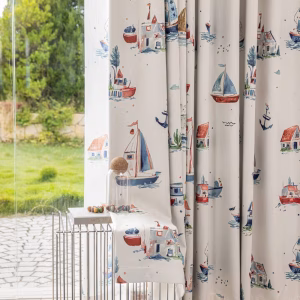 gordijnen kinderkamer met zeilboot print in lichte kleuren