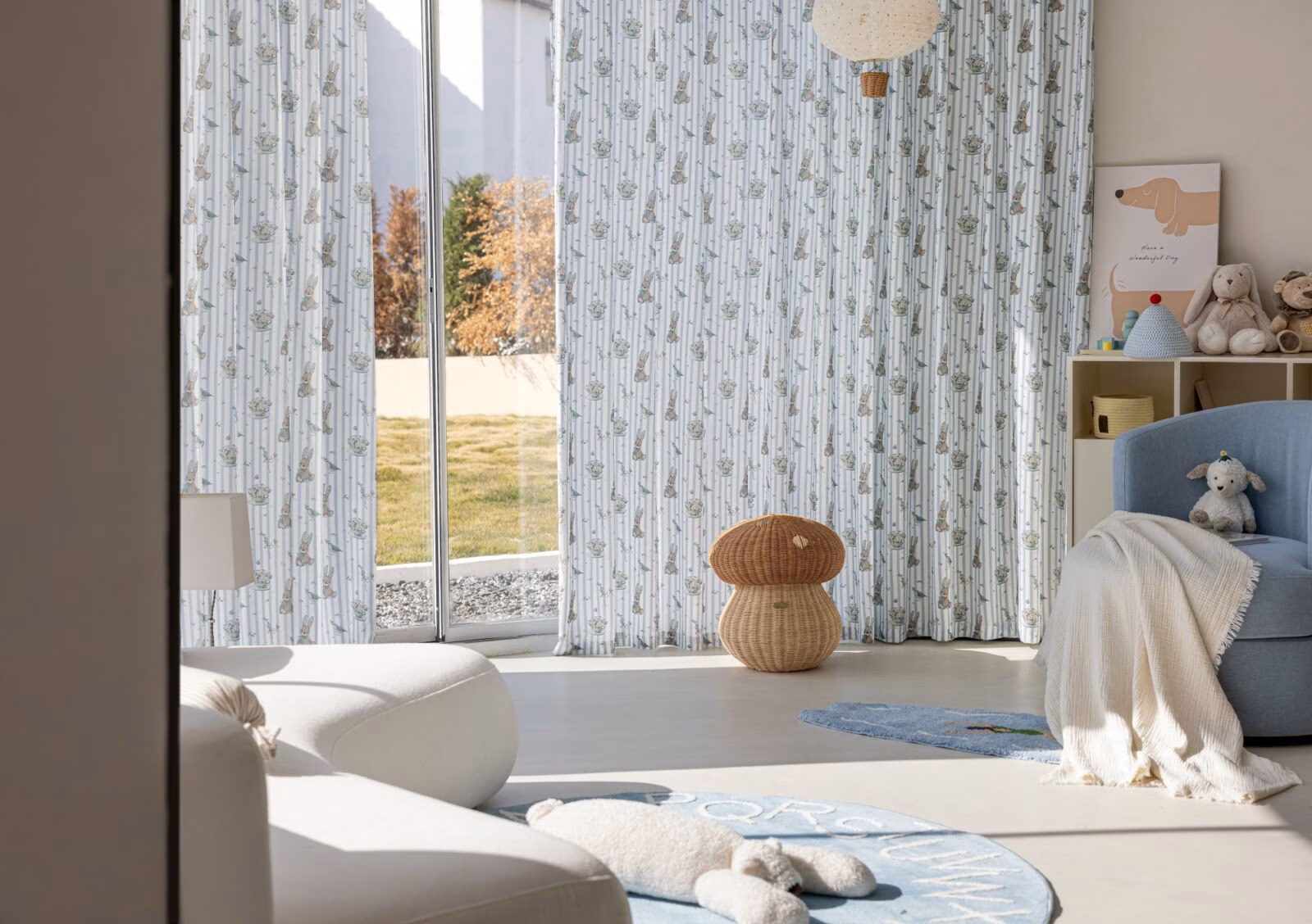 Blauwe kindergordijnen met konijntjes en vogeltjes voor babykamer of kinderkamer
