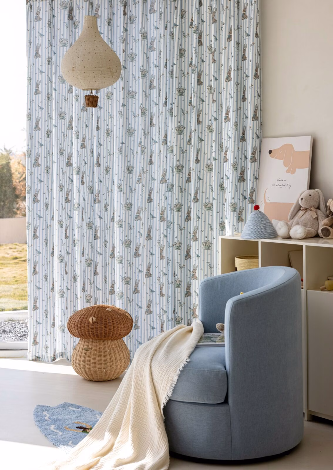 Blauwe kindergordijnen met konijntjes en vogeltjes voor babykamer of kinderkamer