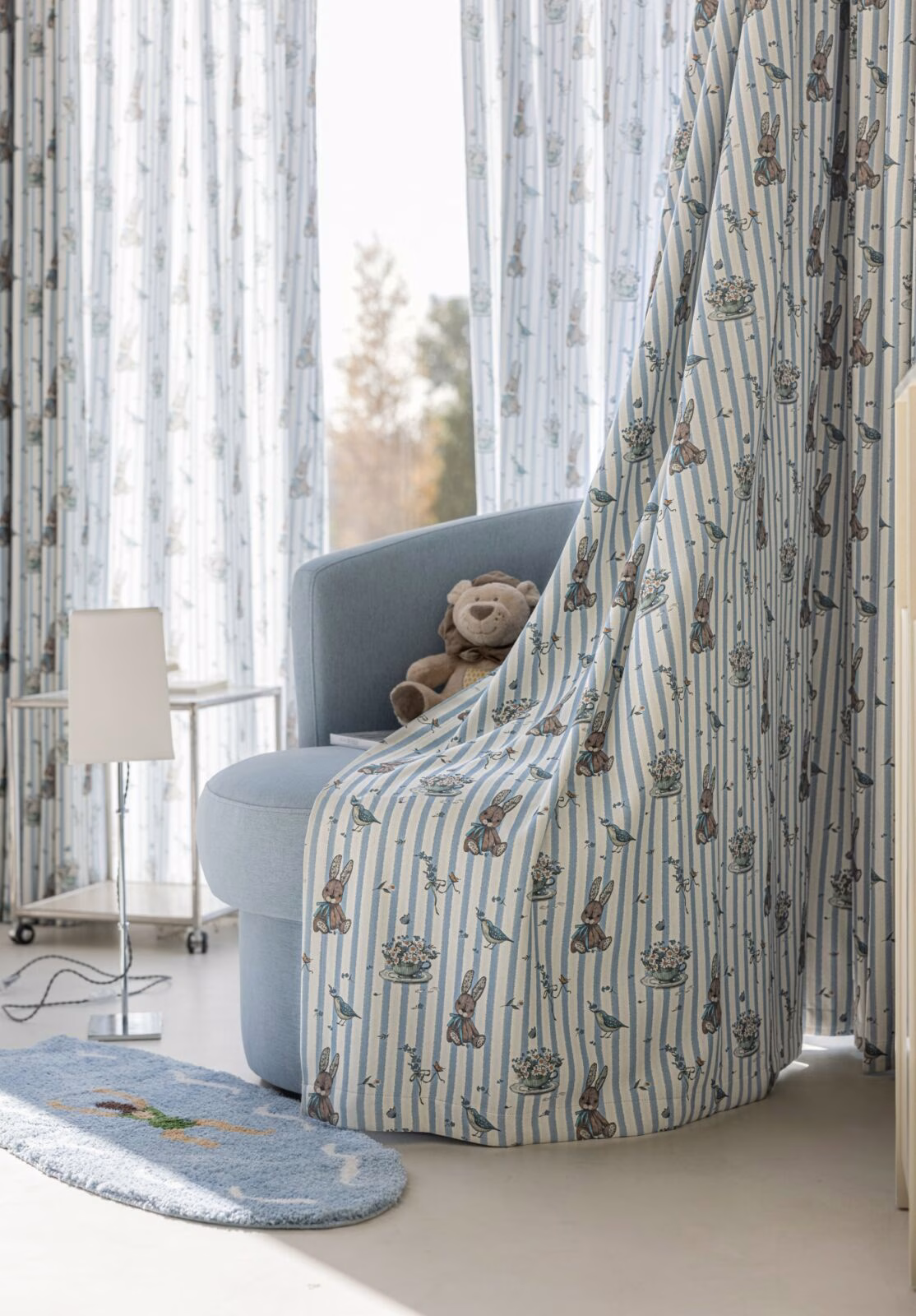 Blauwe kindergordijnen met konijntjes en vogeltjes voor babykamer of kinderkamer