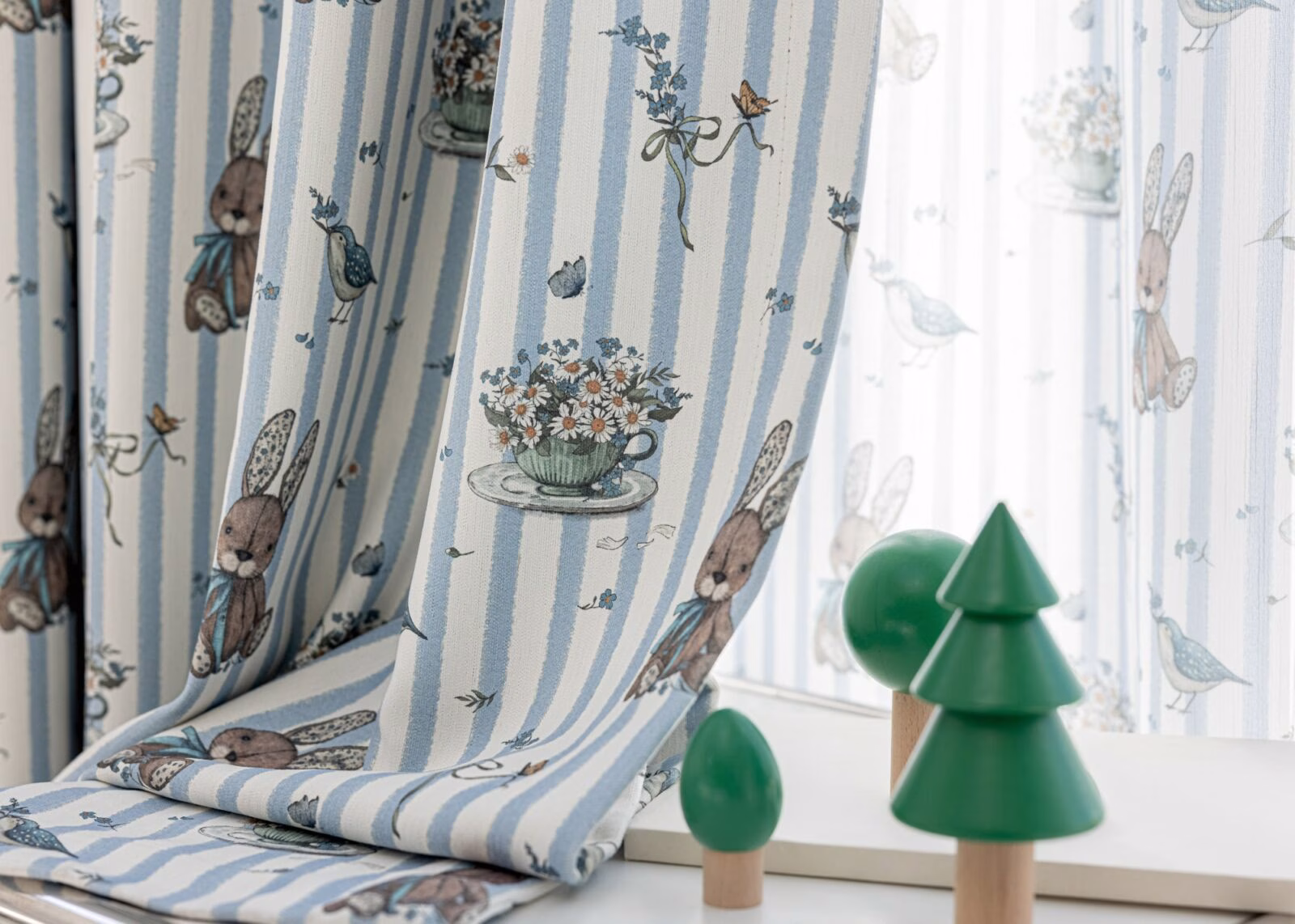 Blauwe kindergordijnen met konijntjes en vogeltjes voor babykamer of kinderkamer