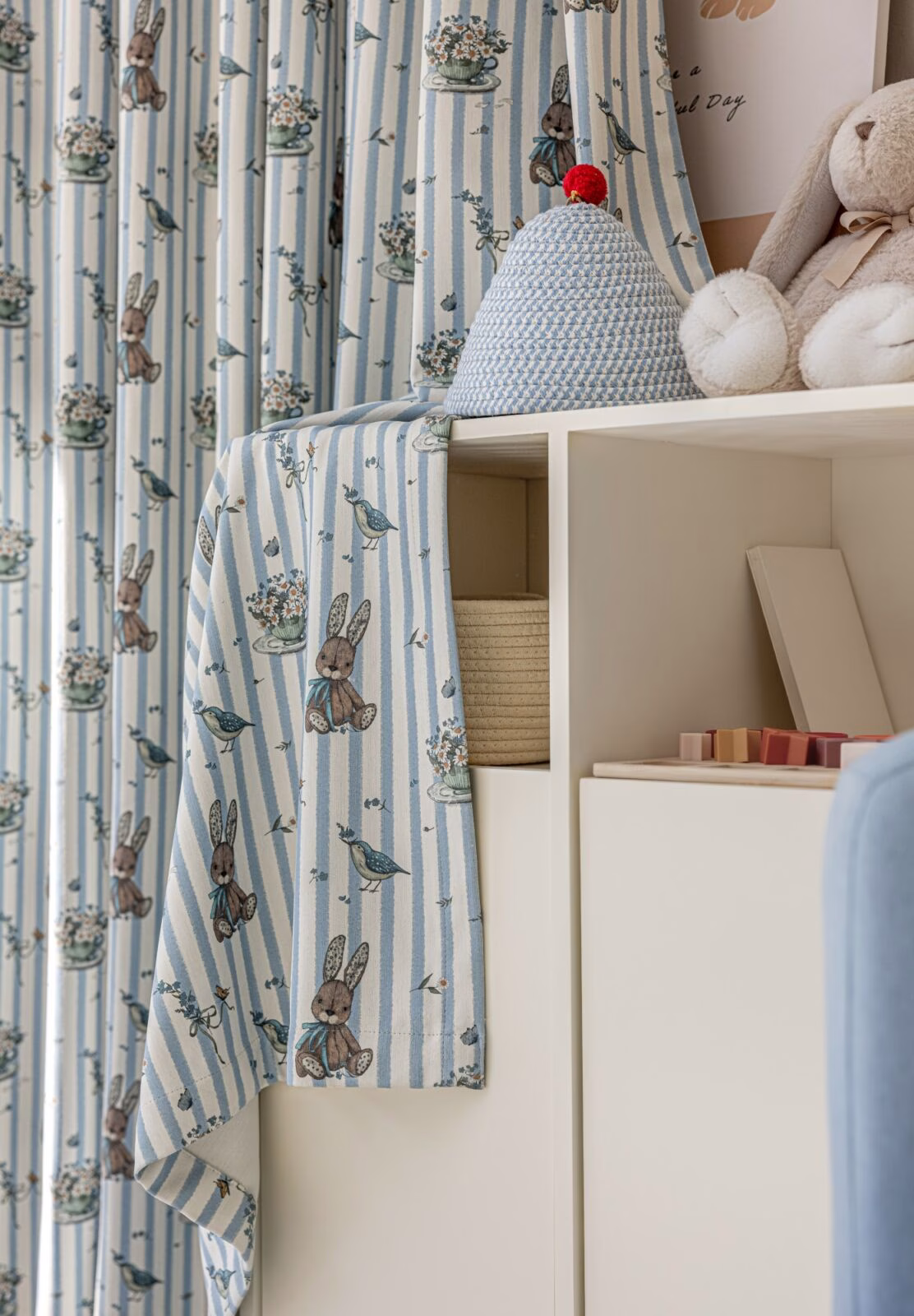 Blauwe kindergordijnen met konijntjes en vogeltjes voor babykamer of kinderkamer