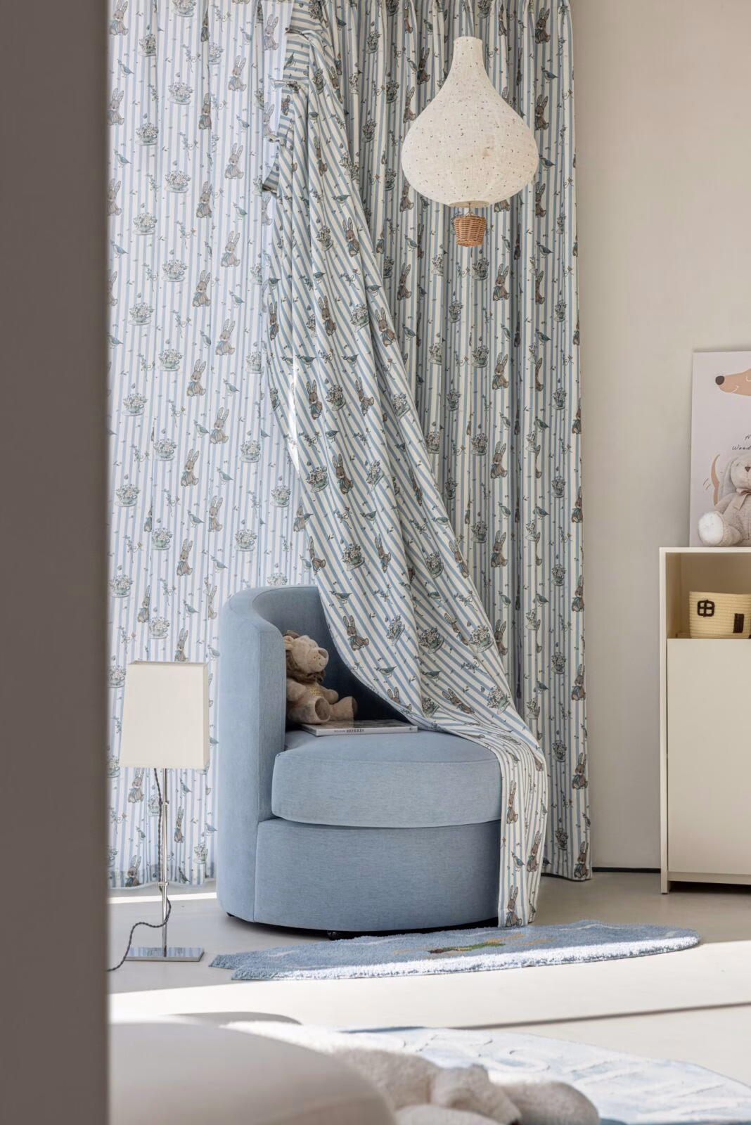 Blauwe kindergordijnen met konijntjes en vogeltjes voor babykamer of kinderkamer