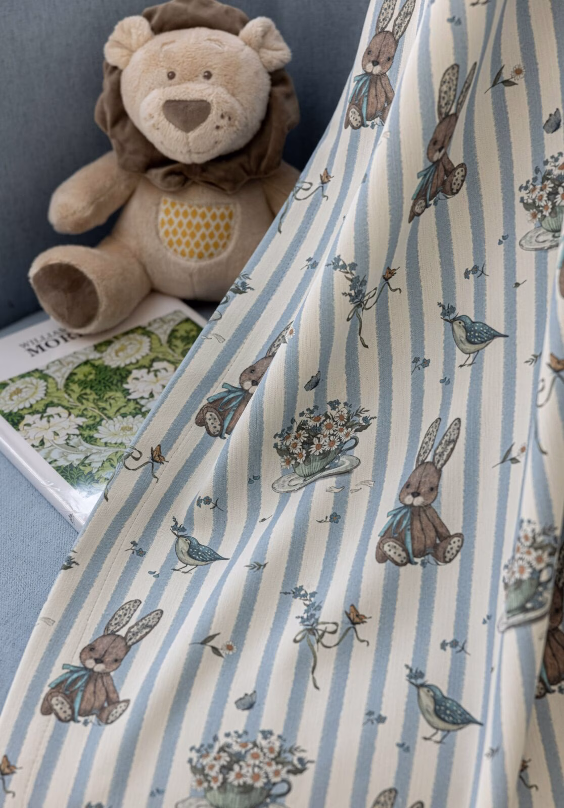 Blauwe kindergordijnen met konijntjes en vogeltjes voor babykamer of kinderkamer