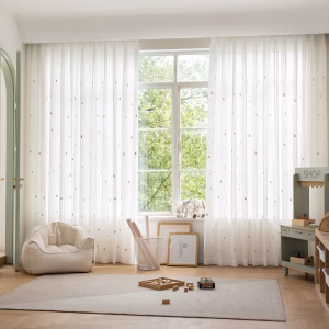Lichtdoorlatende kinderkamer vitrage met kleurrijke cijfers die zorgt voor een zachte en speelse uitstraling