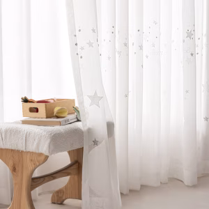 Lichtdoorlatende witte vitrage met subtiele sterren voor de baby- en kinderkamer
