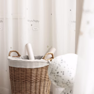 Detail van Little Wishes vitrage met geborduurde wolkjes, hartjes en sterretjes.