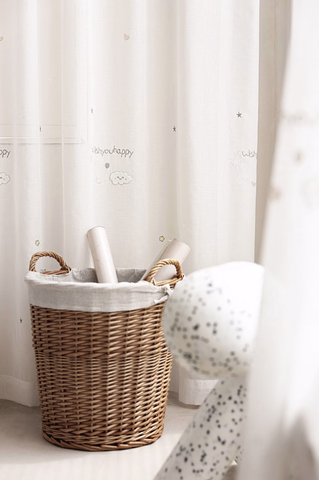 Detail van Little Wishes vitrage met geborduurde wolkjes, hartjes en sterretjes.