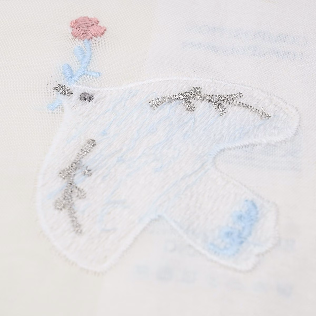 Witte kinderkamer vitrage met geborduurde duif, bloem en zilverkleurige details