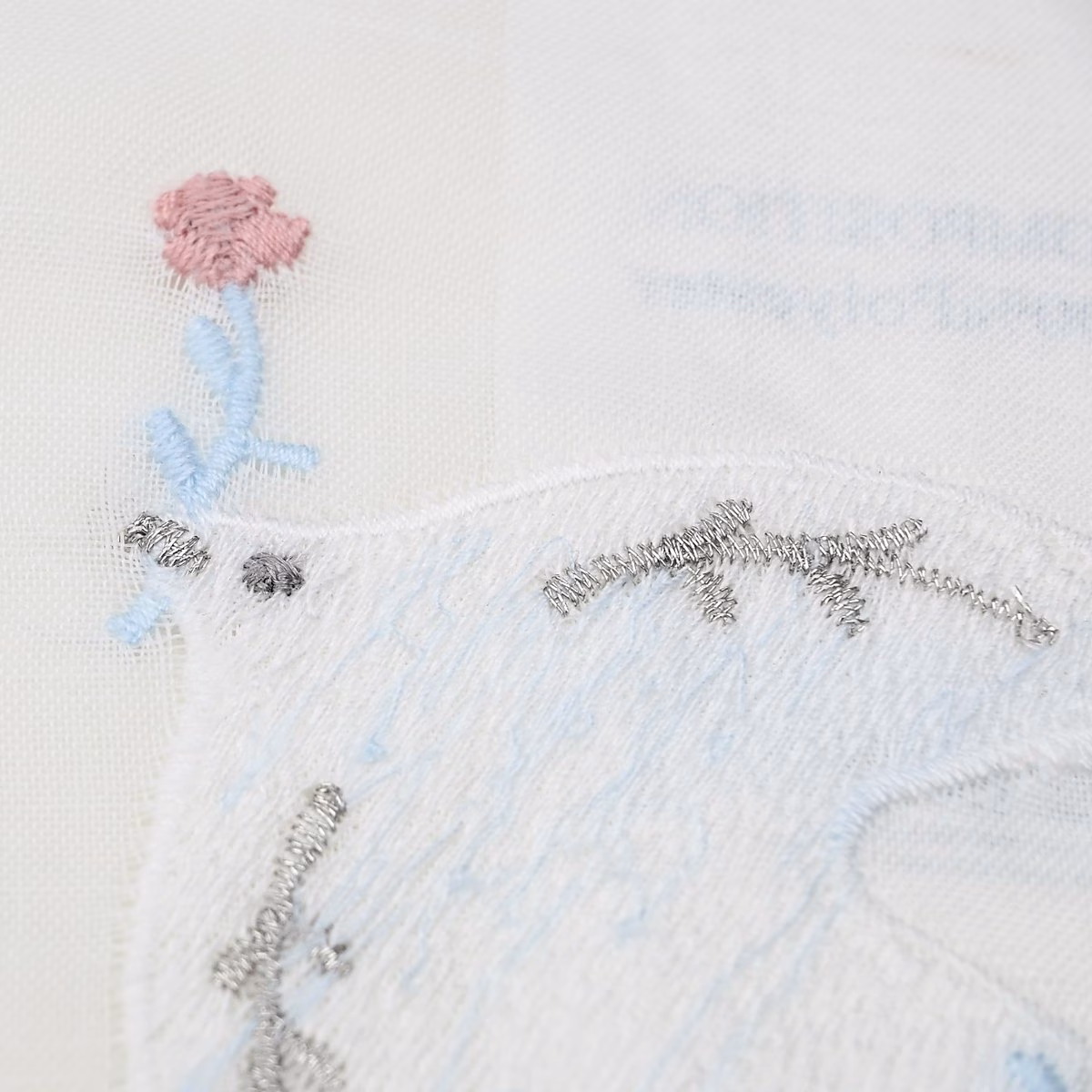 Witte kinderkamer vitrage met geborduurde duif, bloem en zilverkleurige details