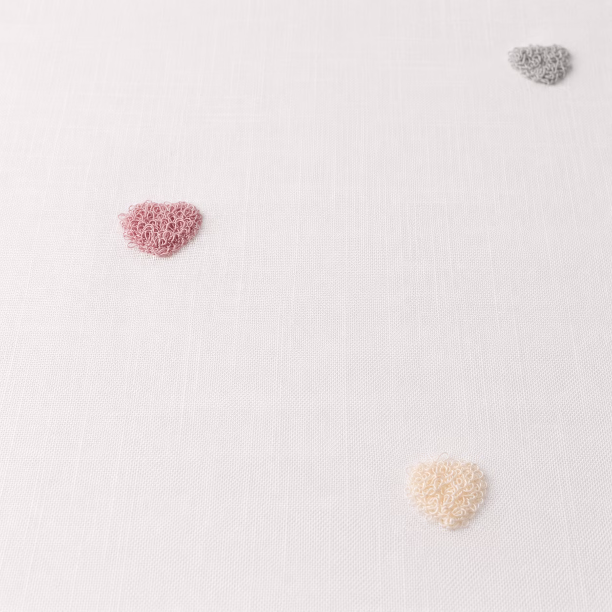 Witte kinderkamer vitrage met roze en crèmekleurige geborduurde hartje