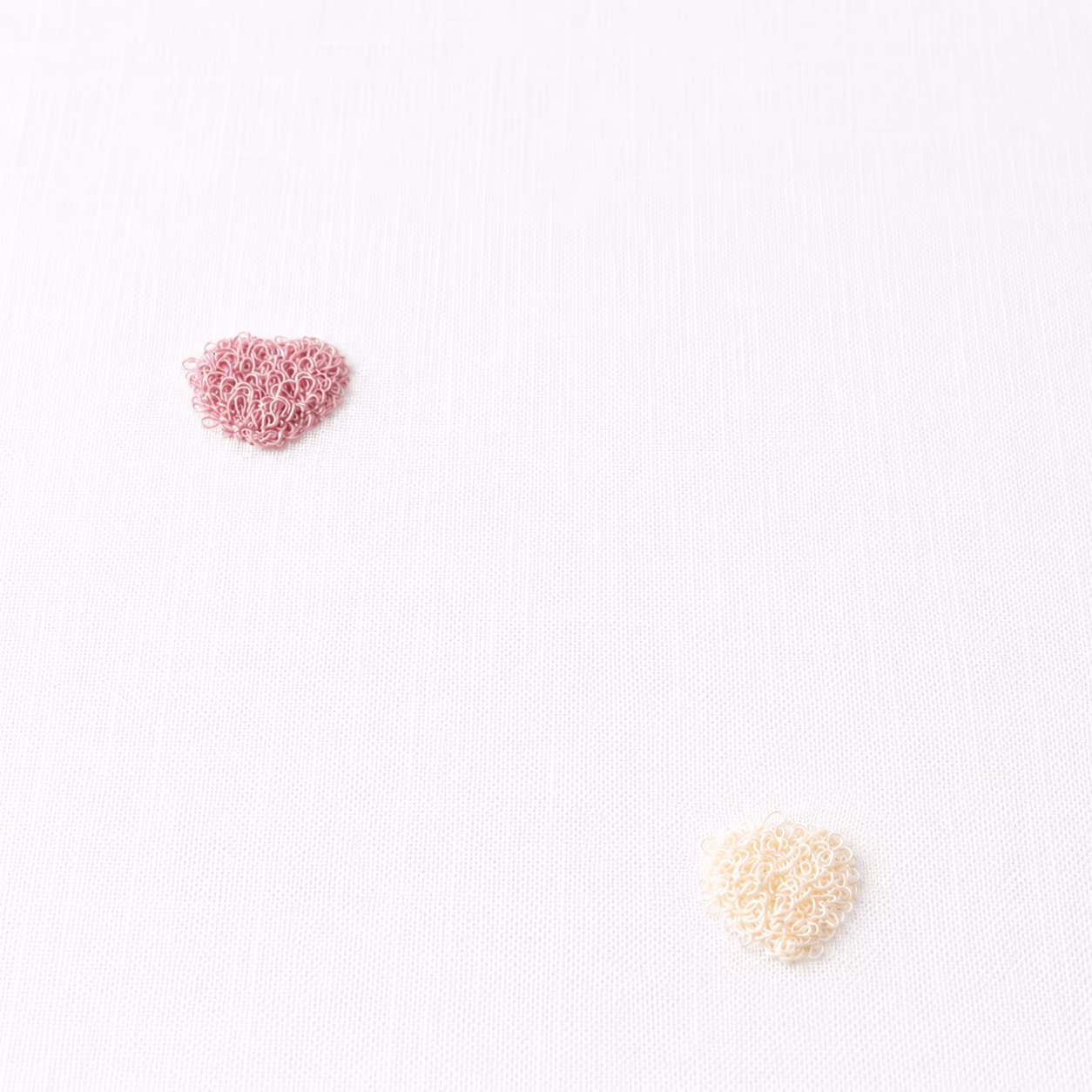 Witte kinderkamer vitrage met roze en crèmekleurige geborduurde hartje