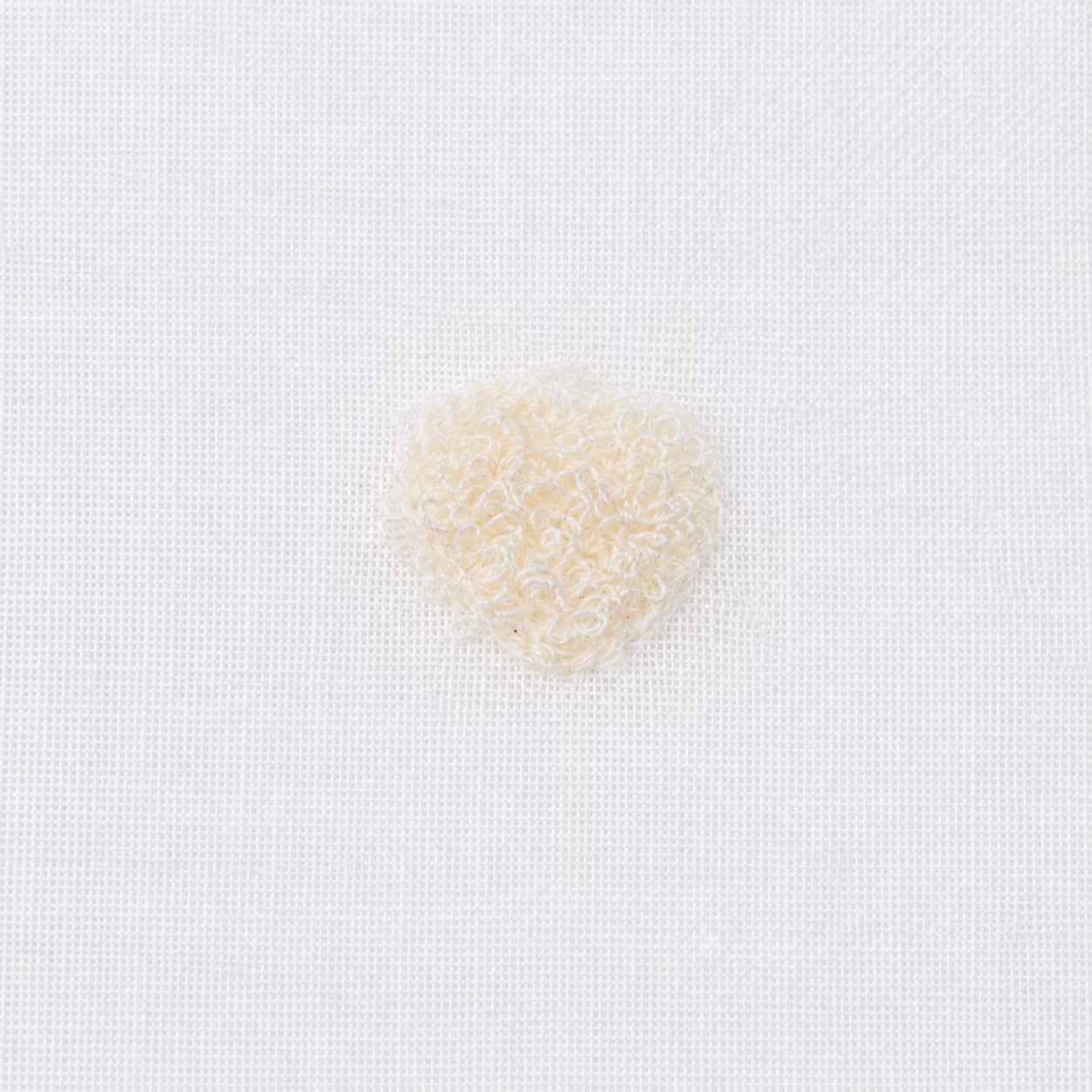 Witte kinderkamer vitrage met roze en crèmekleurige geborduurde hartje
