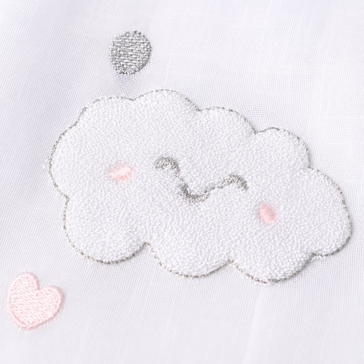Witte kinderkamer vitrage met wolkje, roze hartje
