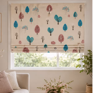 Vouwgordijn met bomenprint in pastelkleuren in een sfeervolle woonkamer en kinderkamer