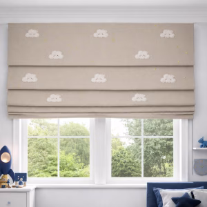 Beige vouwgordijn met witte wolken en gouden sterren in een kinderkamer