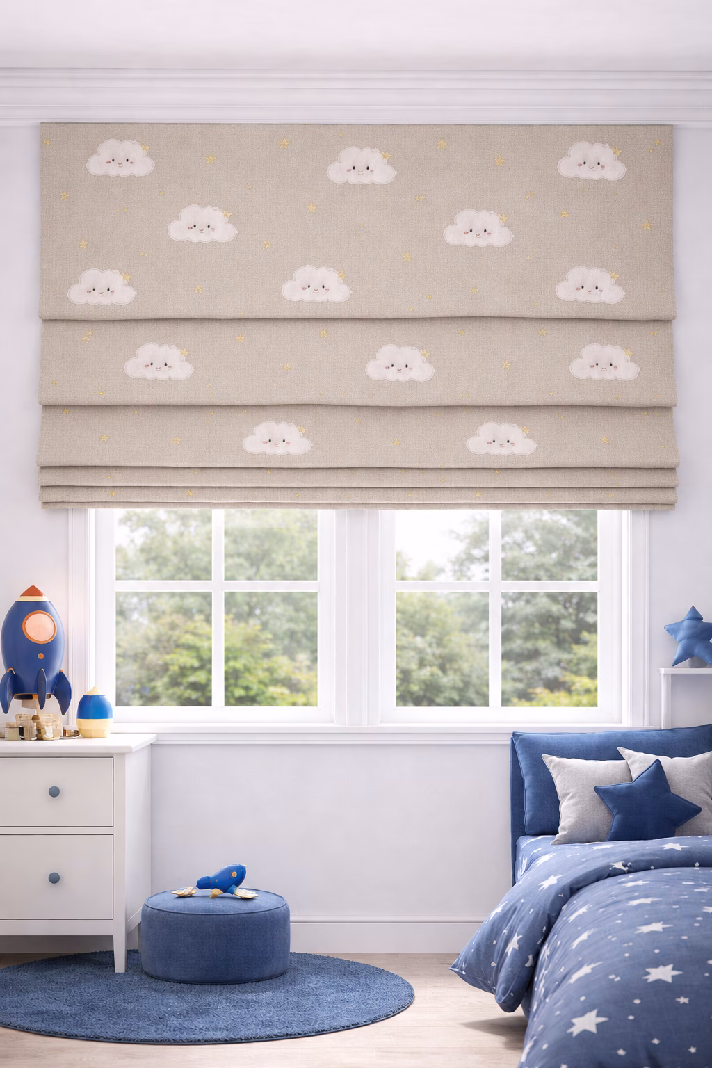 Beige vouwgordijn met wolken en sterren in een blauw ingerichte kinderkamer
