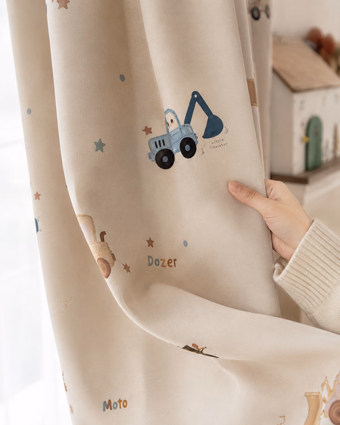 Close-up van kindergordijn met graafmachine print