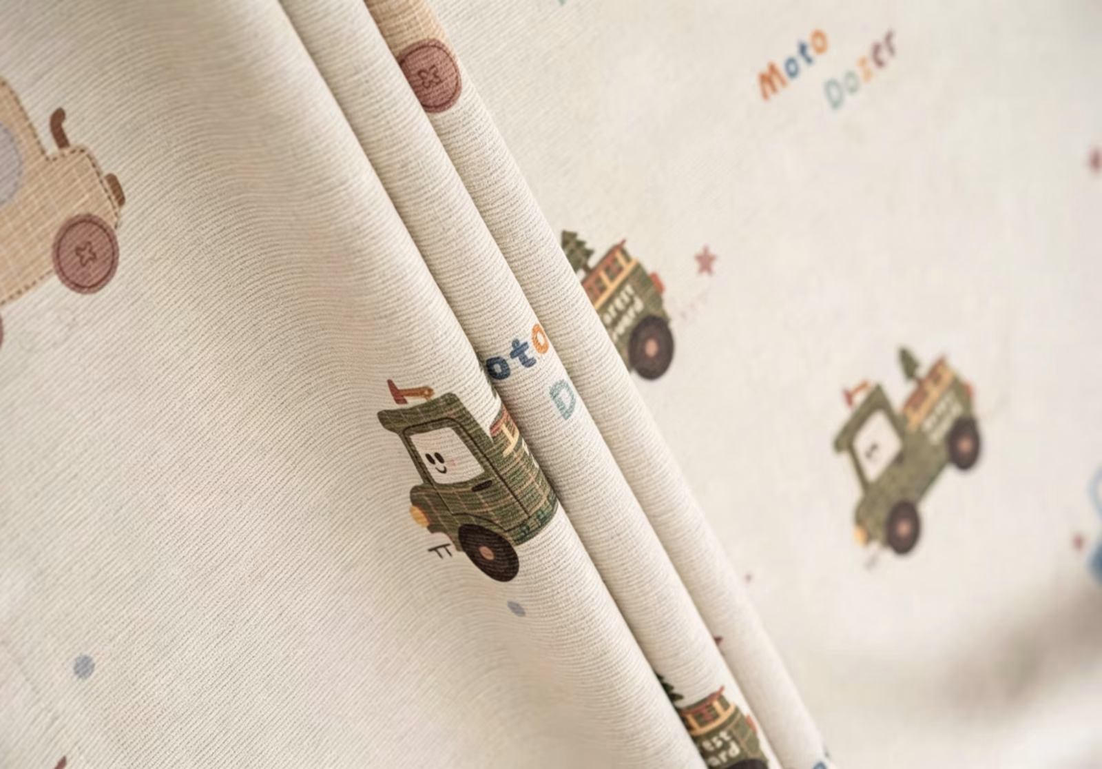 Close-up van kindergordijn met graafmachine print