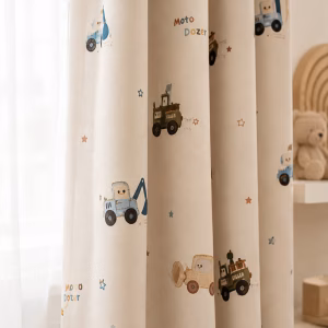 Close-up van kindergordijn met graafmachine print