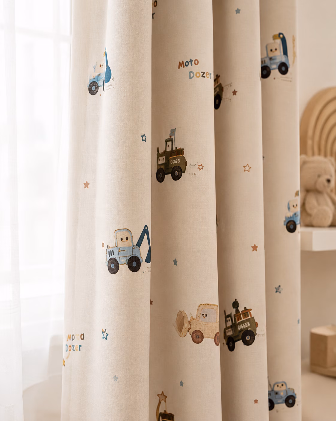 Close-up van kindergordijn met graafmachine print