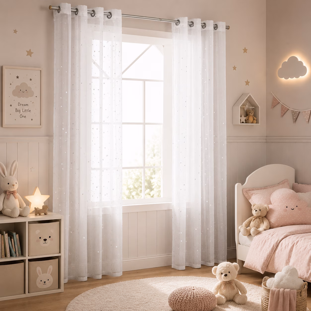 Witte vitrage met zilveren sterren in kinderkamer