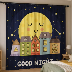 Donkerblauw Good Night-kindergordijn met maan en huisjes in een kinderkamer