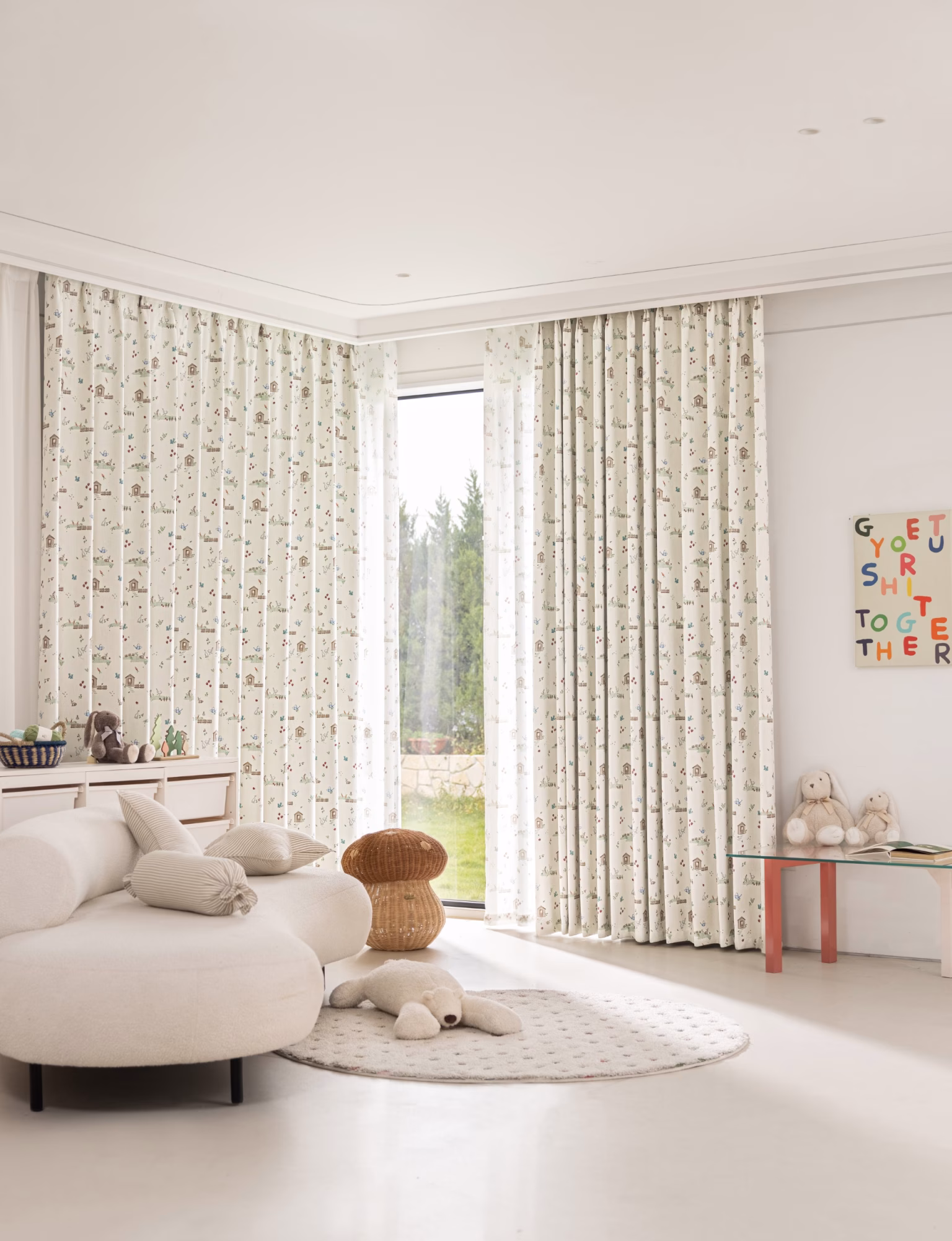 Beige gordijnstof met konijntjes, ganzen en kleine tuintjes