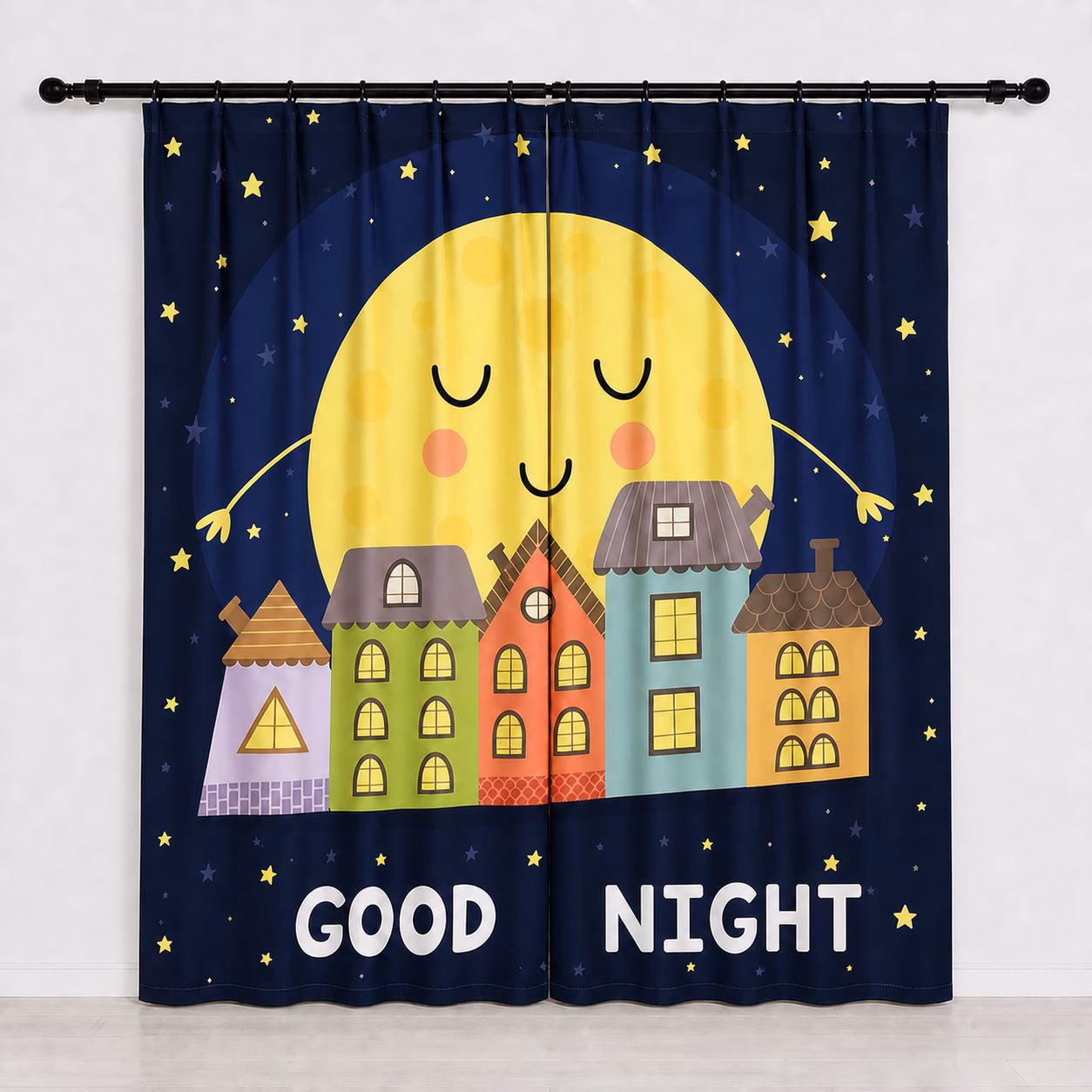 onkerblauw kindergordijn met maan, sterren, huisjes en Good Night-opdruk