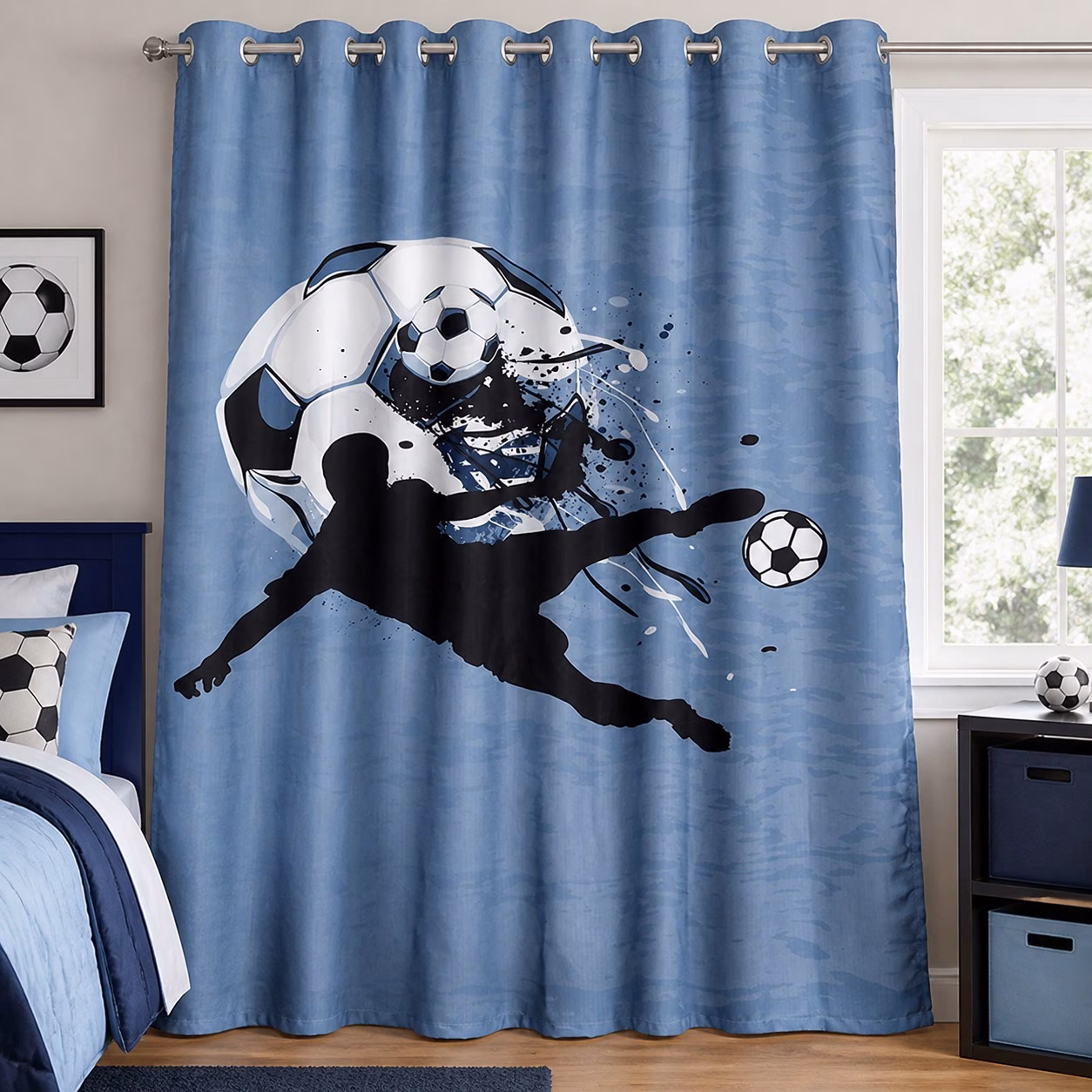 Detail van blauw voetbalgordijn met voetballer en voetbalmotief