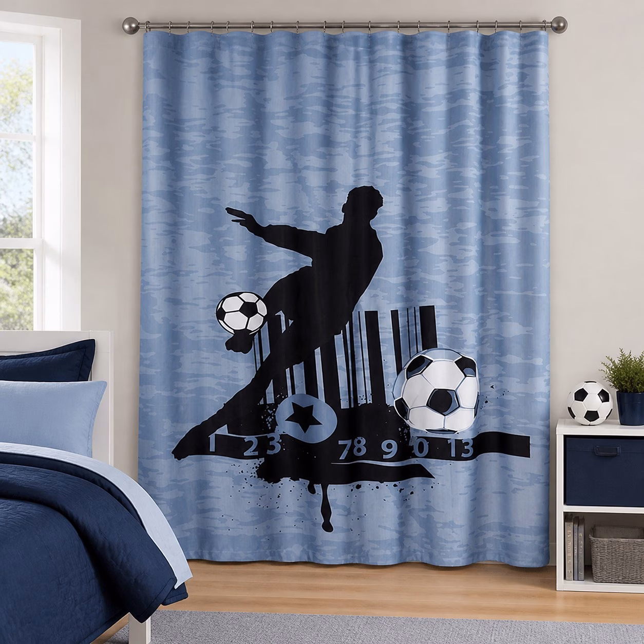 Detail van blauw kindergordijn met voetballer en grote voetbalprint