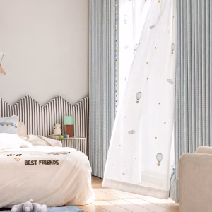 Lichtblauw gestreept kinderkamergordijn naast een wit vitragegordijn in een slaapkamer