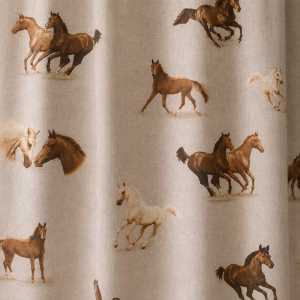 Detail van naturel gordijnstof met bruine en witte paarden